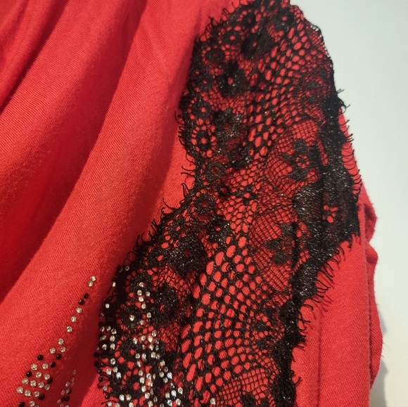 Elegant Red Dress with Black Lace Detail - Picture 2 of 7